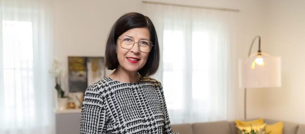 Frauenportrait in modernem Wohnzimmer
