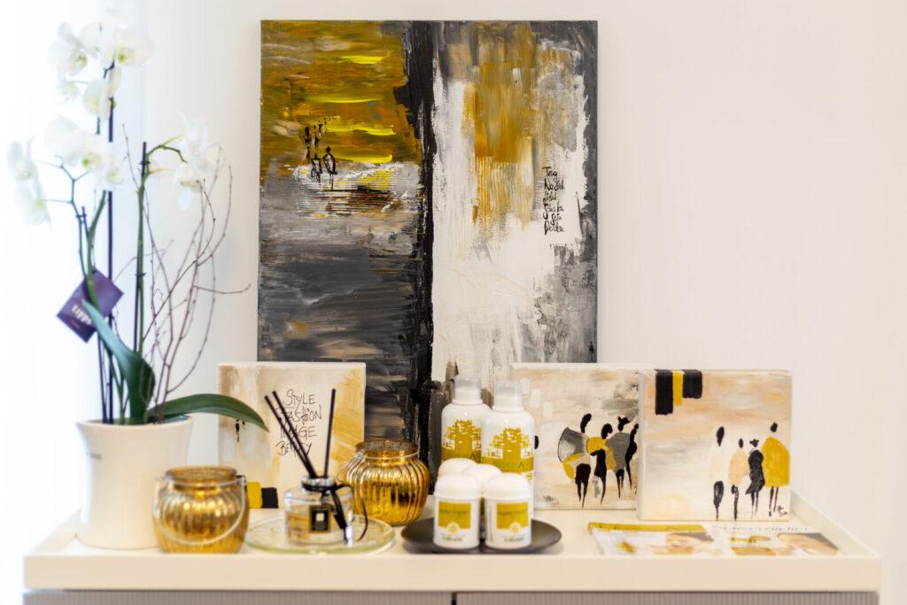 Moderne Wohnaccessoires und Kunstwerk in gold- und grautönen