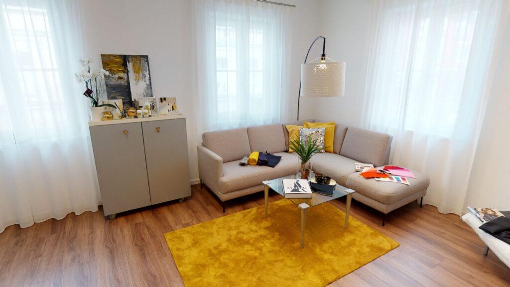Helles und stilvolles Wohnzimmer mit gemütlichem Sofa und modernen Dekorationen
